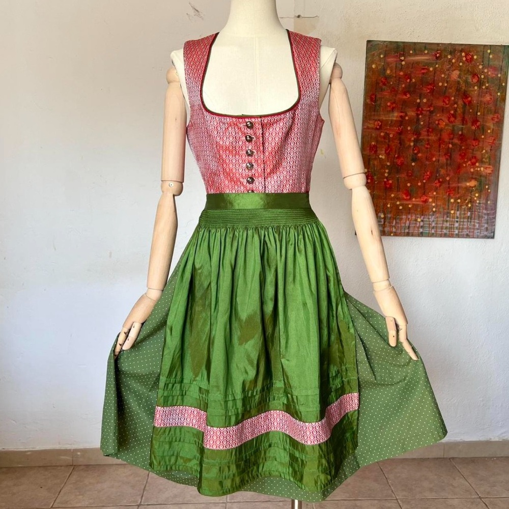Vintage Cotton Dirndl
Dress-Cottagecore Bavarian Folk Dress with Pockets